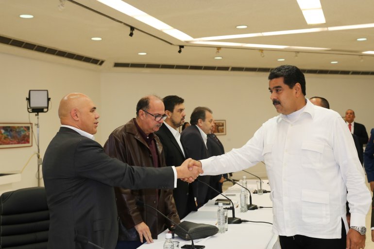 Maduro saluda al el secretario ejecutivo de la alianza opositora Mesa de la Unidad Democrática (MUD), Jesús Torrealba (EFE)