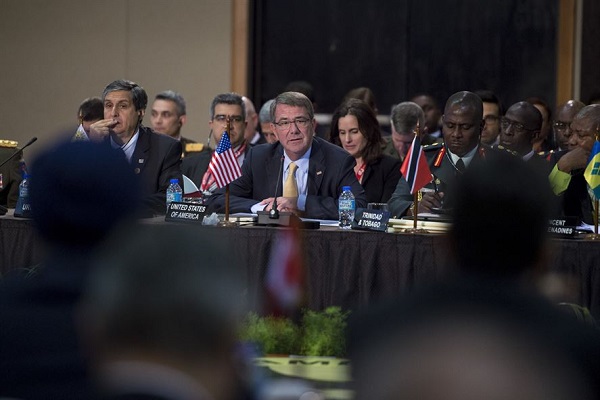 Secretario de Defensa de EEUU Ash Carter habla durante la Conferencia de Ministros de Defensa 2016 (foto Departamento de Estado)