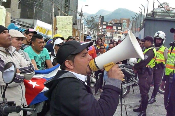 Efraín Sánchez dirigiendo una protesta en Quito (Cortesía)
