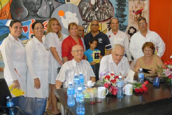 Elson Concepción firma libros junto a médicos que participaron en el Programa Integral de Salud Cuba-Venezuela (cubaperiodistas.cu)
