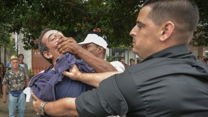 El activista pro derechos humanos Lázaro Yuri Valle Roca es detenido violentamente por dos agentes de la Seguridad del Estado cubana (Getty)