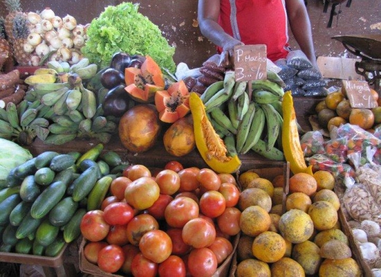 Frutas y vegetales en un mercado cubano (bloghalconviajes.com)