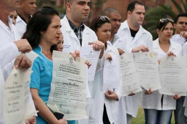 Médicos cubanos en Bogotá durante una protesta en agosto de 2015 (Foto: Ricardo Mazalan/AP/Archivo)