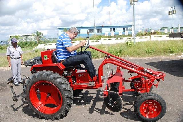 Un tractor Oggún arriba a Cuba. Noviembre de 2015 (foto Cleber LLC)