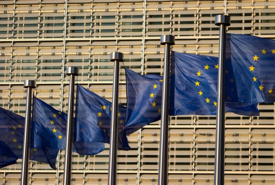 Banderas de la Unión Europea frente a la sede de la organización en Bruselas (Jasper Juinen/Bloomberg)