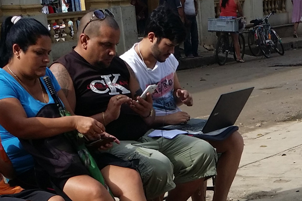 Usuarios en un punto Wi-fi (Foto: Orlando González)