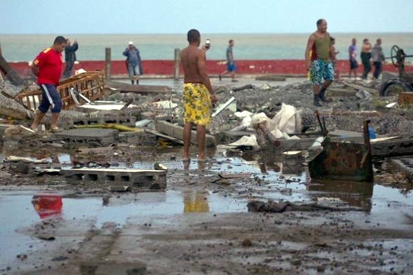 Baracoenses entre los restos de su ciudad tras el paso del huracán Matthew (Foto: Ramón Espinosa/AP)