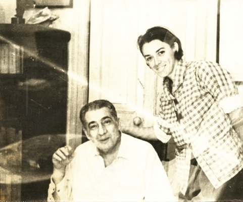 De pie, la autora de este artículo junto a José Lezama Lima. La foto fue tomada por Ciro Bianchi en 1971 (Cortesía)