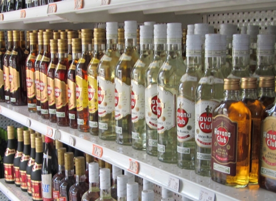 Botellas de ron en una tienda cubana (uncambiodeaires.com)