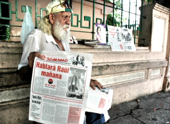 Vendedor de periódicos en Cuba muestra ejemplar del Granma (EFE)