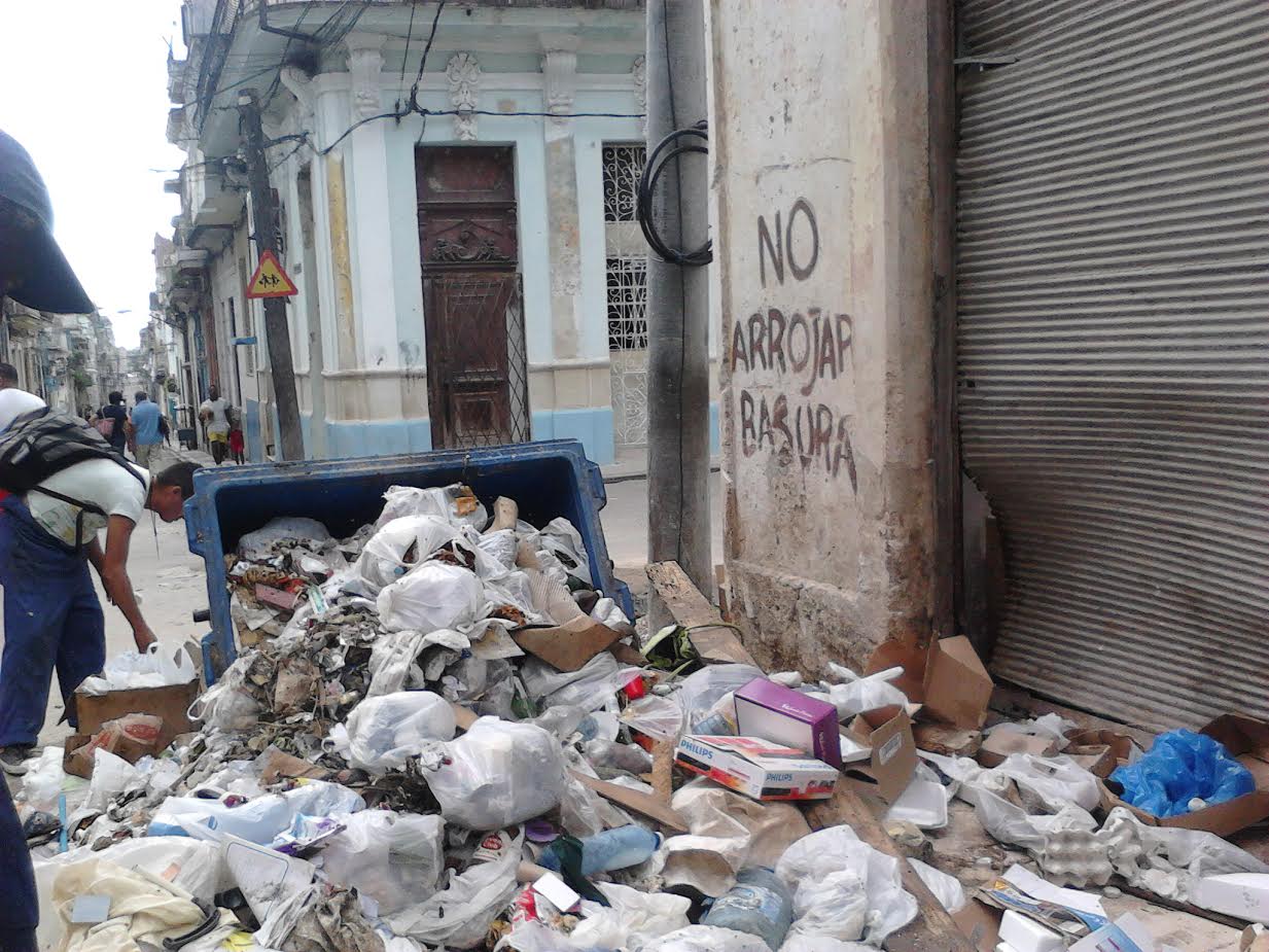 Bote de basura en la calle Revillagigedo (foto del autor)