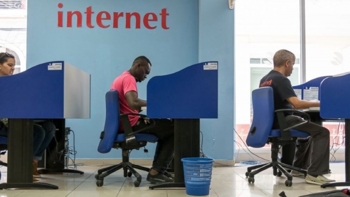 Sala de navegación por Internet, una de las pocas posibilidades de conexión que tienen los cubanos (tourepublic.com)