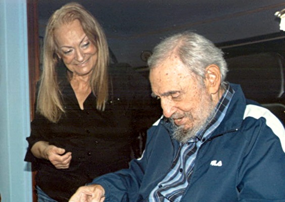Fidel Castro junto a su esposa Dalia Soto, en su casa de Siboney, La Habana 