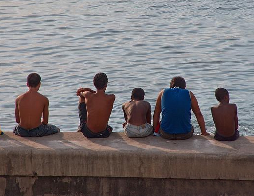 Grupo de adolescentes cubanos en el malecón habanero (EFE)