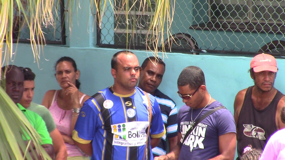 Al centro, el "oficial Lucas" de la Seguridad del Estado, encargado del arresto de los periodistas de CubaNet. En esta imagen se ve al agente participando en un domingo de represión a las Damas de Blanco (Archivo)