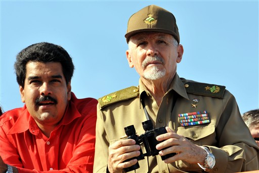 Ramiro Valdés y Nicolás Maduro (AFP)