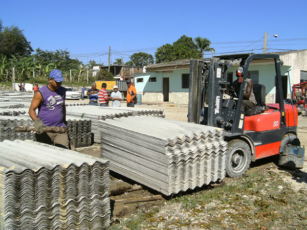 Tejas de asbesto cemento son distribuidas entre los pobladores del Consejo Popular Costa Rica, en Guantánamo (juventudrebelce.cu)