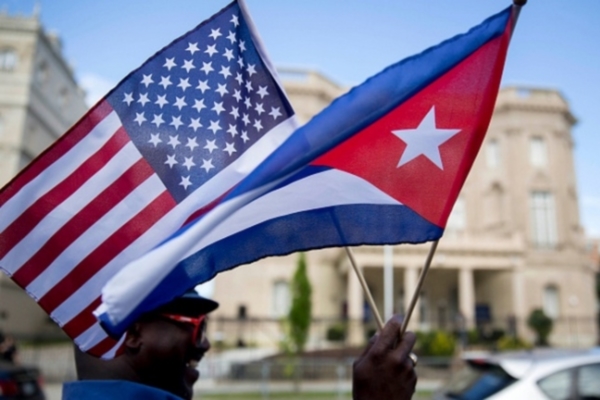 Un manifestante con banderas de EE.UU. y Cuba durante la inauguración de la embajada de esta última en Washington (Getty Images)