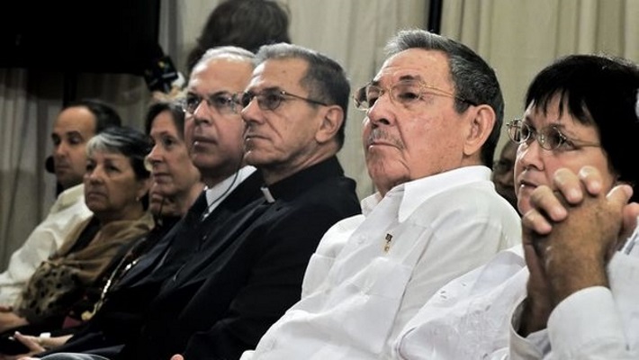 Raúl Castro junto al Arzobispo de La Habana, Juan García Rodríguez 