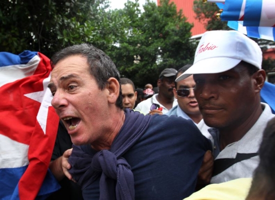 Activista y periodista independiente Lázaro Yuri Valle Roca es apresado por agentes vestidos de civil (Foto: EFE)