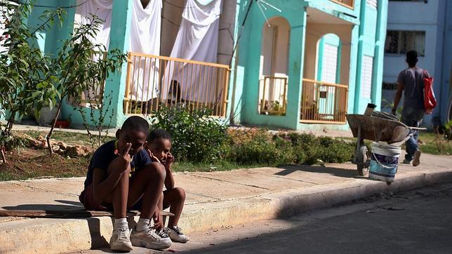 Dos niños en una barriada de Cuba (EFE)