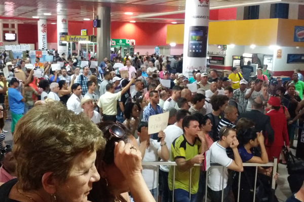 A la espera porque comiencen a salir los pasajeros de algún vuelo, en la Terminal 3 (Foto: Orlando González)