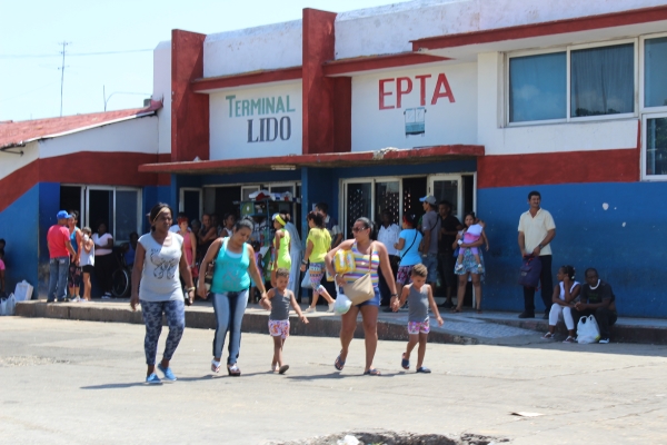 Pasajros en la terminal Lido, en Marianao (Foto: Eliseo Matos)