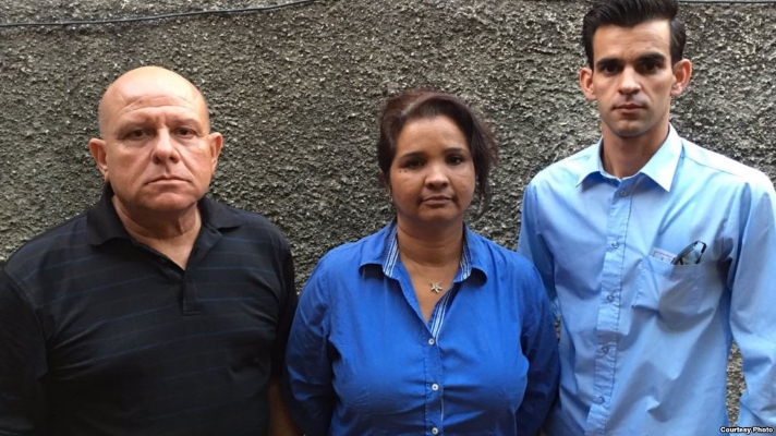 De izquierda a derecha, los miembros de Convivencia Dagoberto Valdés, Karina Gálvez y Yoandy Izquierdo (martinoticias.com)
