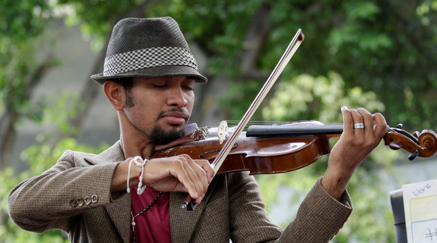 Violinista venezolano actuó en Nueva York y pidió “paz” para su país - Cubanet