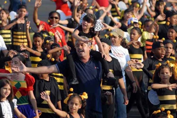 ‘Tin’ junto a niños de ‘La Colmenita’ en una marcha organizada por el régimen cubano (Prensa Latina)