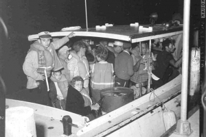 Cubanos escapando por Boca de Camarioca, 1965, éxodo masivo
