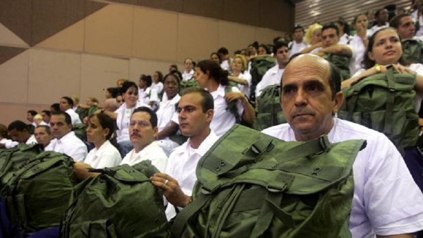 Médicos cubanos en un acto en La Habana 