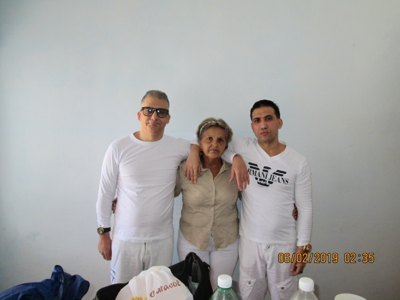 Julia Estrella Aramburo (centro), junto a Maykel Delgado Aramburo (izq)  y Harold Alcalá Aramburo
