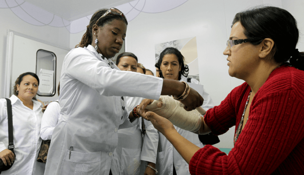 Médicos cubanos atienden a pacientes en Brasil