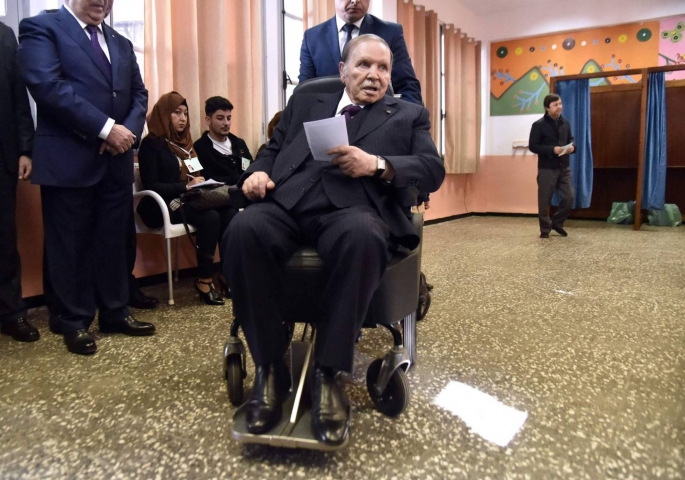 El presidente argelino, Abdelaziz Buteflika, vota en noviembre de 2017 en un puesto de la capital argelina con motivo de unas elecciones locales