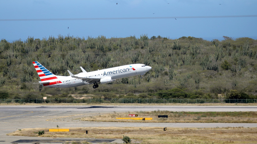 Aeronave de American Airlines despegando del Aeropuerto Internacional Simón Bolívar en Caracas, enero de 2019