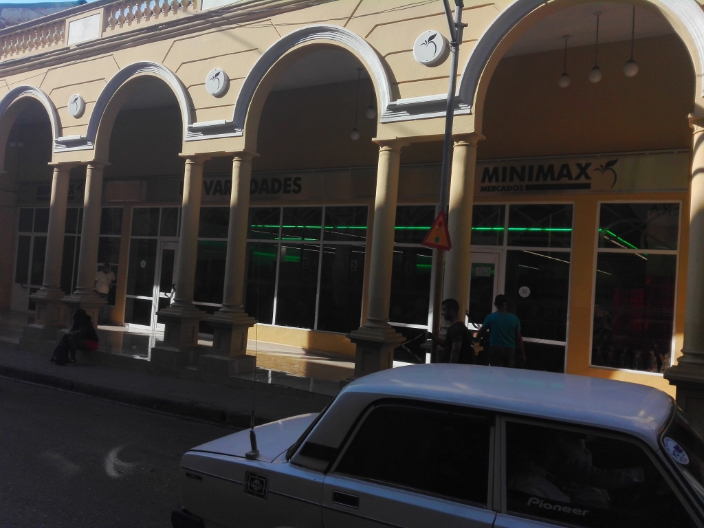 Fachada del Mercado MiniMax ubicado en la calle Aguilera