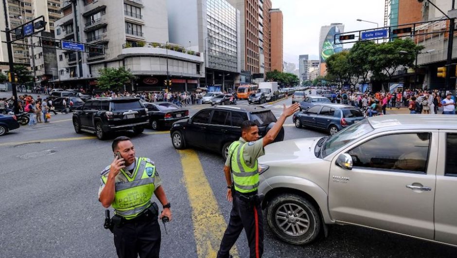 Policías organizan el tránsito en medio del apagón en Caracas 