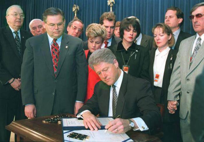 El presidente Bill Clinton firmó la Ley Helms-Burton en la Casa Blanca