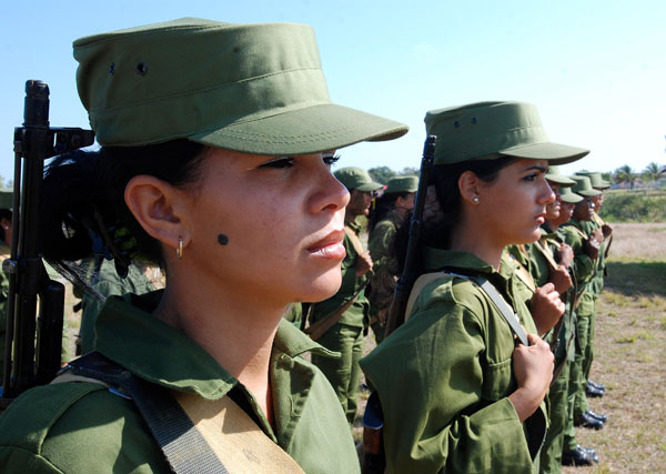 Кубинские военные. Кубинки в военной форме. Кубинские военнослужащие. Кубинская Военная форма. Женщины в кубинской армии.