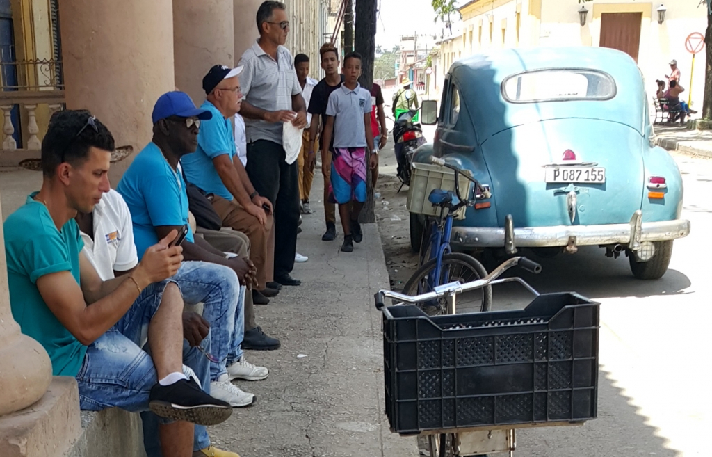 Cubanos conectados a Internet