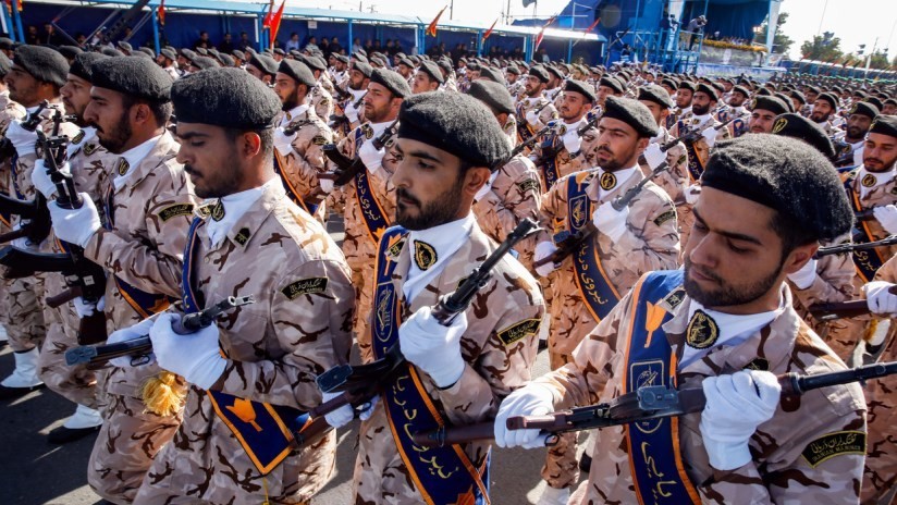 Los Cuerpos de la Guardia Revolucionaria Islámica de Irán durante un desfile militar anual que marca el inicio de la guerra con Irak