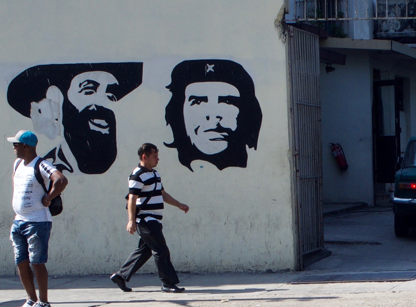Mural de Camilo Cienfuegos y Ernesto Guevara en La Habana 