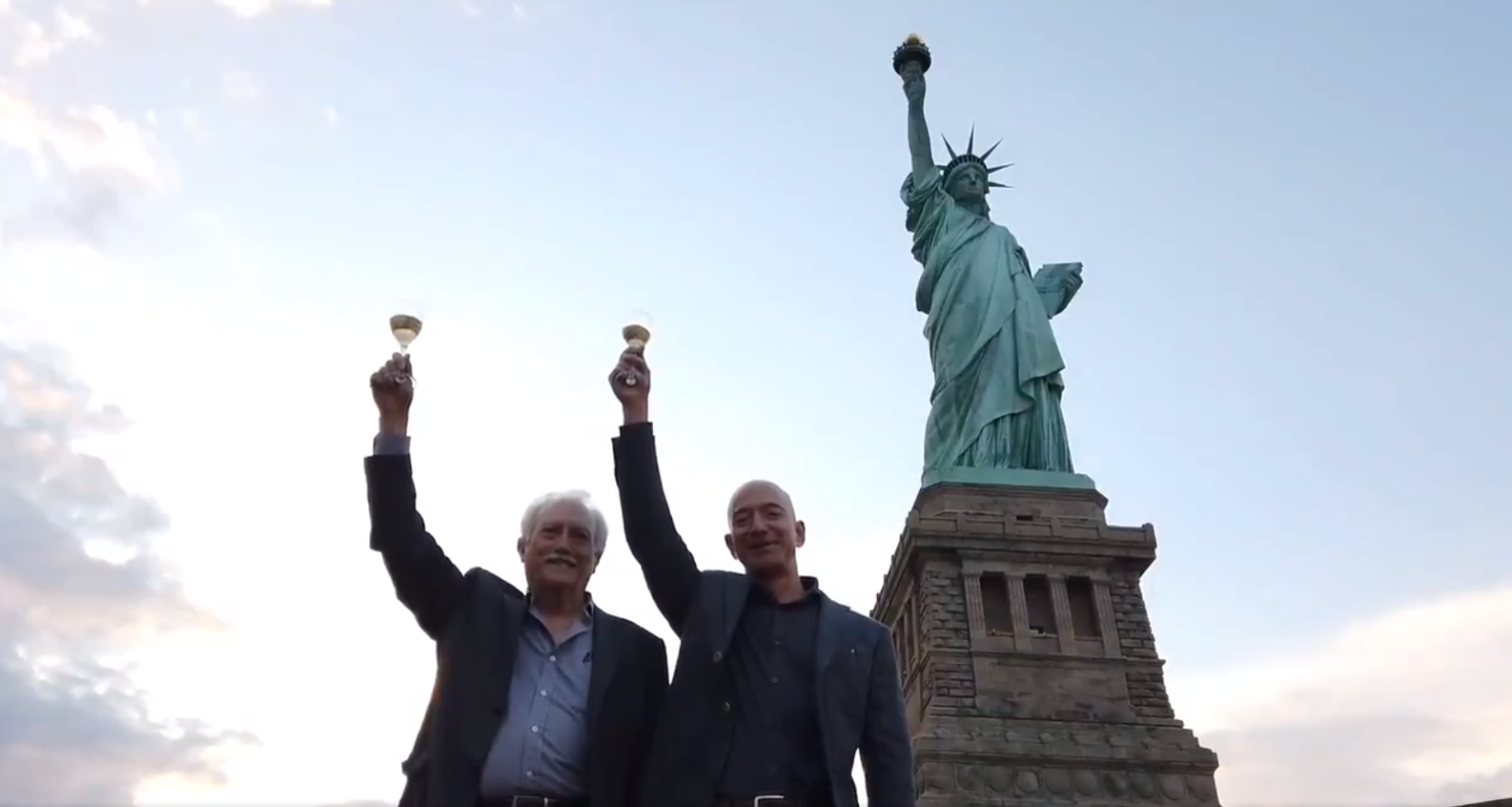 Jeff Bezos junto a su padre, Mike Bezos