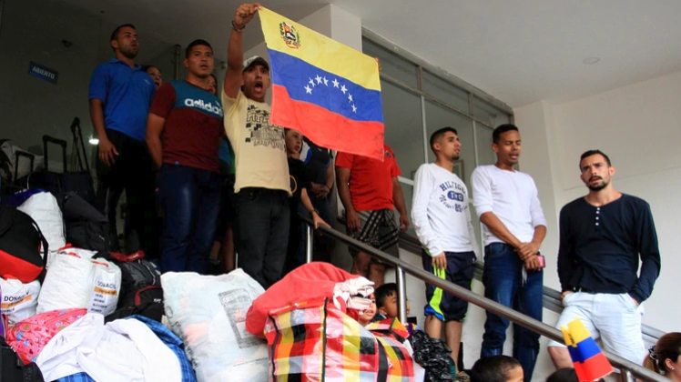 Exmilitares venezolanos antes de retirarse del hotel