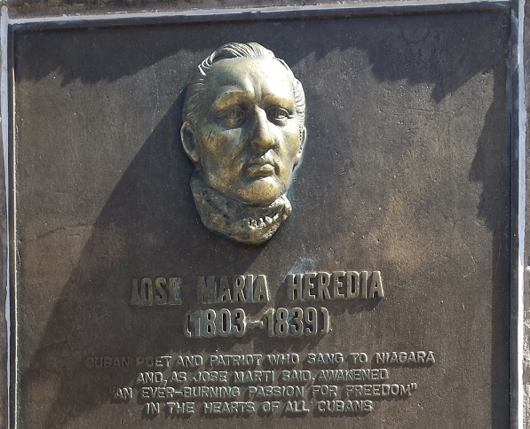 Tarja homenaje a José María Heredia, cantor del Niágara, en el paseo y mirador de las Cataratas del Niágara