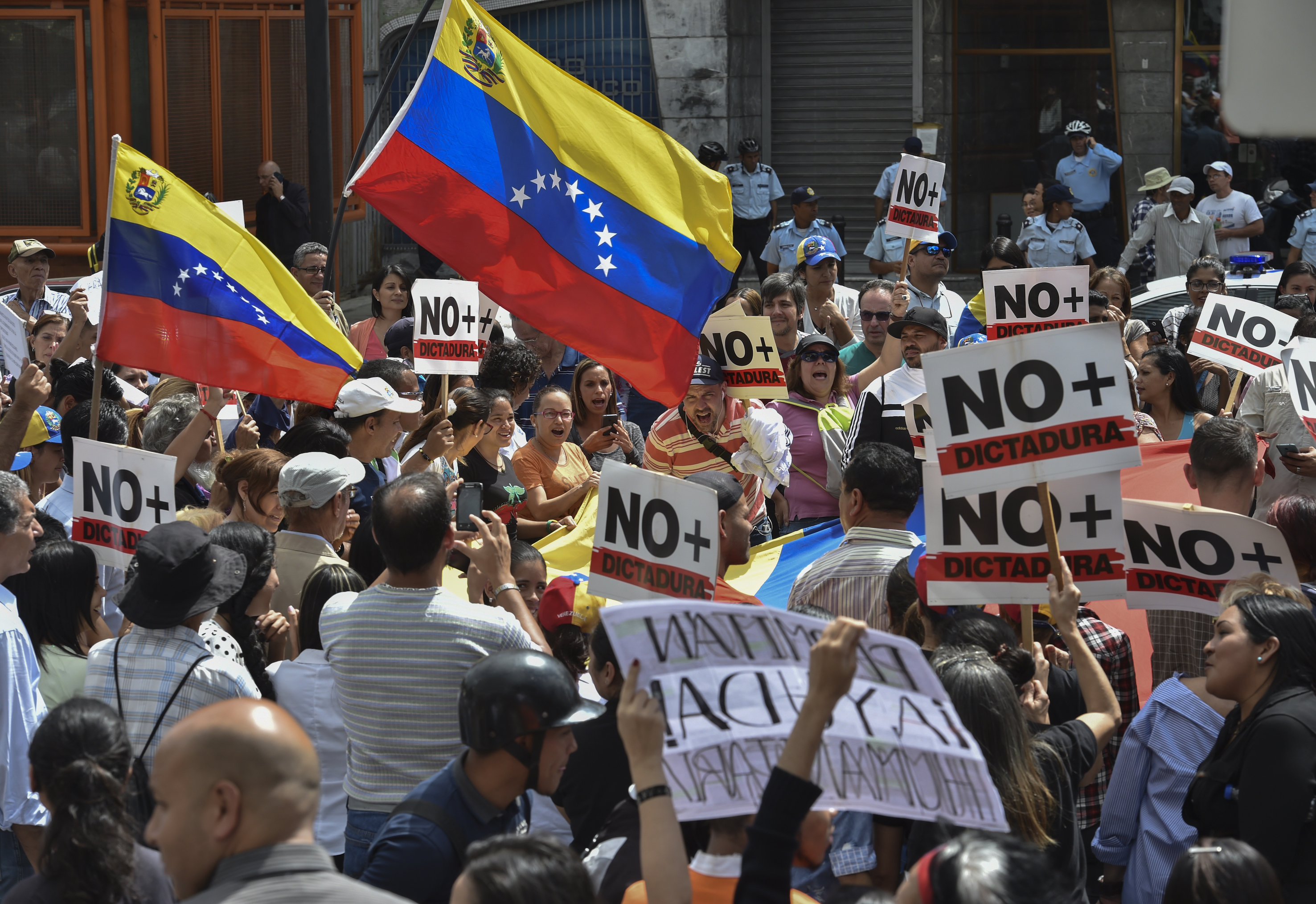 Venezolanos protestan contra la dictadura