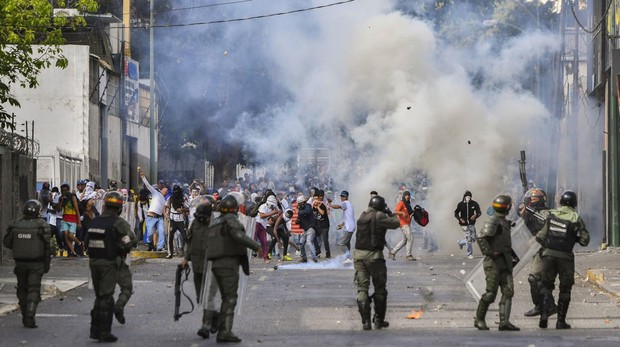 Fuerzas chavistas reprimen una protesta en Caracas el pasado 23 de enero
