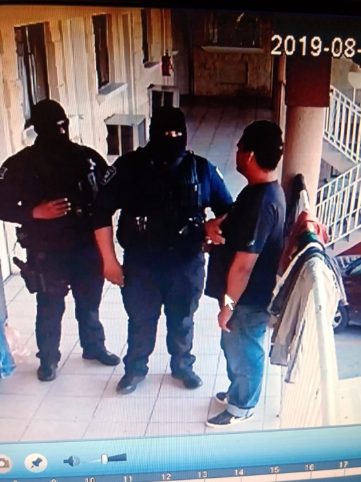 migrantes cubanos policías