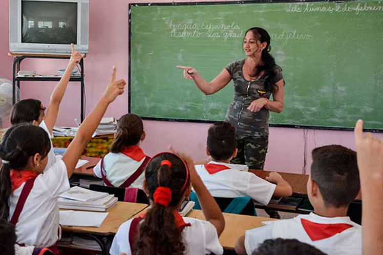 maestros salario Cuba